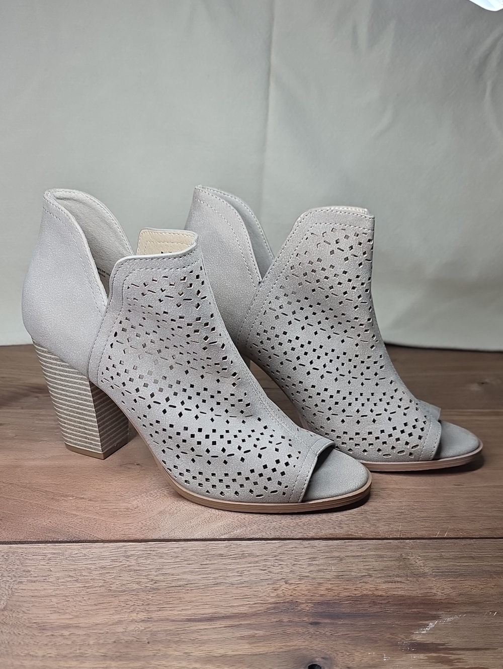 Restricted Mallow Women's Gray Laser Cut Peep-Toe Booties NWOB Size 9